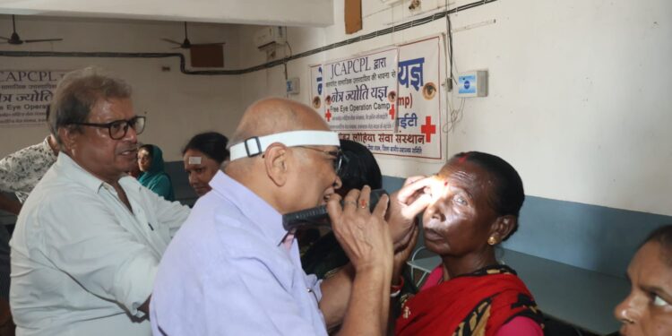 Jamshedpur red cross eye camp : नेत्र रोगियों की जांच के साथ पूर्वी सिंहभूम रेड क्रॉस का 820वां नेत्र शिविर आरंभ, चयनित 52 नेत्र रोगियों का रविवार को होगा ऑपरेशन Jamshedpur red cross eye camp : नेत्र रोगियों की जांच के साथ पूर्वी सिंहभूम रेड क्रॉस का 820वां नेत्र शिविर आरंभ, चयनित 52 नेत्र रोगियों का रविवार को होगा ऑपरेशन