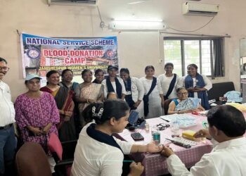 Jamshedpur womens university : जमशेदपुर महिला विश्वविद्यालय में रक्तदान शिविर आयोजित, छात्राओं ने स्वास्थ्य जांच कराने के साथ ही रक्तदान भी किया Jamshedpur womens university : जमशेदपुर महिला विश्वविद्यालय में रक्तदान शिविर आयोजित, छात्राओं ने स्वास्थ्य जांच कराने के साथ ही रक्तदान भी किया