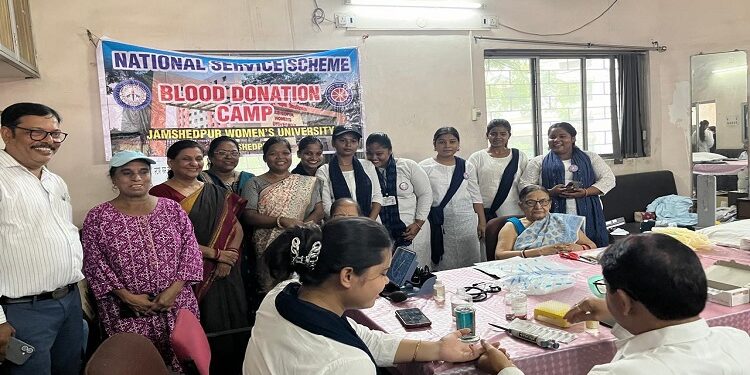 Jamshedpur womens university : जमशेदपुर महिला विश्वविद्यालय में रक्तदान शिविर आयोजित, छात्राओं ने स्वास्थ्य जांच कराने के साथ ही रक्तदान भी किया