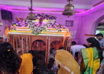 Jamshedpur rural shravan first Monday : श्रावण के पहले सोमवार को चाकुलिया के मंदिरों में उमड़े श्रद्धालु, भगवान शिव का जलाभिषेक कर मांगी सुख-समृद्धि