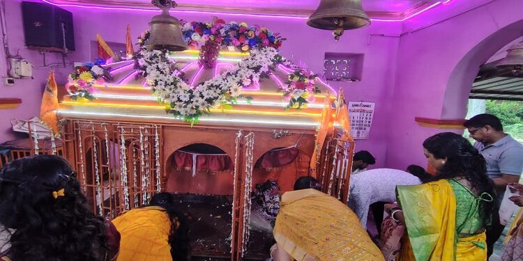 Jamshedpur rural shravan first Monday : श्रावण के पहले सोमवार को चाकुलिया के मंदिरों में उमड़े श्रद्धालु, भगवान शिव का जलाभिषेक कर मांगी सुख-समृद्धि Jamshedpur rural shravan first Monday : श्रावण के पहले सोमवार को चाकुलिया के मंदिरों में उमड़े श्रद्धालु, भगवान शिव का जलाभिषेक कर मांगी सुख-समृद्धि