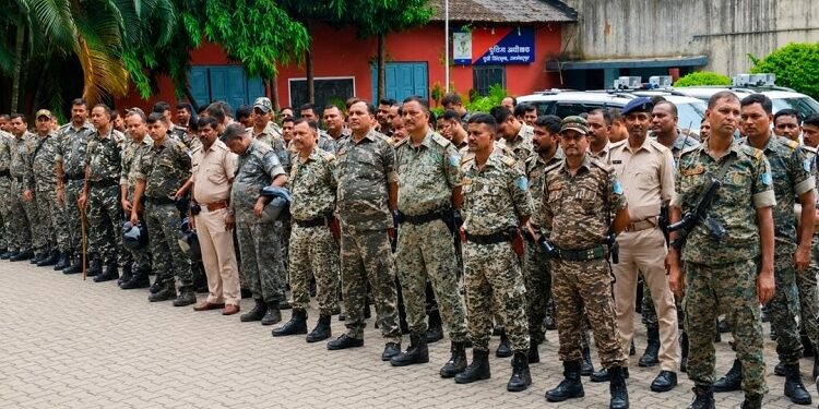 Jamshedpur digital beat policing : जमशेदपुर में क्यूआर कोड आधारित डिजिटल बीट पुलिसिंग प्रणाली की हुई शुरुआत, एसएसपी ने साकची सीसीआर में की प्रणाली की औपचारिक शुरुआत, शहर की पुलिस व्यवस्था बनेगी अधिक प्रभावी एवं पारदर्शी Jamshedpur digital beat policing : जमशेदपुर में क्यूआर कोड आधारित डिजिटल बीट पुलिसिंग प्रणाली की हुई शुरुआत, एसएसपी ने साकची सीसीआर में की प्रणाली की औपचारिक शुरुआत, शहर की पुलिस व्यवस्था बनेगी अधिक प्रभावी एवं पारदर्शी