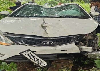 Jamshedpur rural car accident : पटमदा में तेज रफ्तार कार बिजली के पोल से टकराई, बिजली पोल दो टुकड़ों में टूटा, चालक सुरक्षित, विद्युत कर्मी पोल की मरम्मत कराने में जुटे Jamshedpur rural car accident : पटमदा में तेज रफ्तार कार बिजली के पोल से टकराई, बिजली पोल दो टुकड़ों में टूटा, चालक सुरक्षित, विद्युत कर्मी पोल की मरम्मत कराने में जुटे