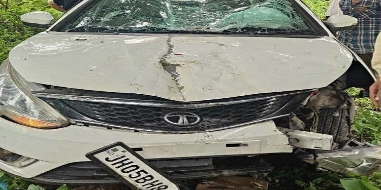 Jamshedpur rural car accident : पटमदा में तेज रफ्तार कार बिजली के पोल से टकराई, बिजली पोल दो टुकड़ों में टूटा, चालक सुरक्षित, विद्युत कर्मी पोल की मरम्मत कराने में जुटे Jamshedpur rural car accident : पटमदा में तेज रफ्तार कार बिजली के पोल से टकराई, बिजली पोल दो टुकड़ों में टूटा, चालक सुरक्षित, विद्युत कर्मी पोल की मरम्मत कराने में जुटे