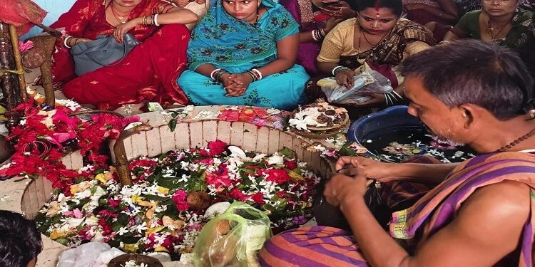 Jamshedpur rural bahragora jalabhishek : बहरागोड़ा के डुंगरी-महुलडांगरी शिव मंदिरों में श्रद्धालुओं ने किया जलाभिषेक, सुबह से ही मंदिरों में गूंजते रहे हर-हर महादेव के नारे Jamshedpur rural bahragora jalabhishek : बहरागोड़ा के डुंगरी-महुलडांगरी शिव मंदिरों में श्रद्धालुओं ने किया जलाभिषेक, सुबह से ही मंदिरों में गूंजते रहे हर-हर महादेव के नारे