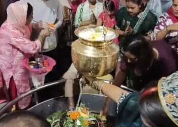Jamshedpur shravan somvari : श्रावण मास की पहली सोमवारी पर जमशेदपुर के शिवालयों में उमड़ी श्रद्धालुओं की भीड़, भोलेनाथ के जयघोष से गूंजे शहर के शिवालय एवं मंदिर, श्रद्धालुओं ने श्रद्धा पूर्वक किया भगवान शिव का अभिषेक Jamshedpur shravan somvari : श्रावण मास की पहली सोमवारी पर जमशेदपुर के शिवालयों में उमड़ी श्रद्धालुओं की भीड़, भोलेनाथ के जयघोष से गूंजे शहर के शिवालय एवं मंदिर, श्रद्धालुओं ने श्रद्धा पूर्वक किया भगवान शिव का अभिषेक
