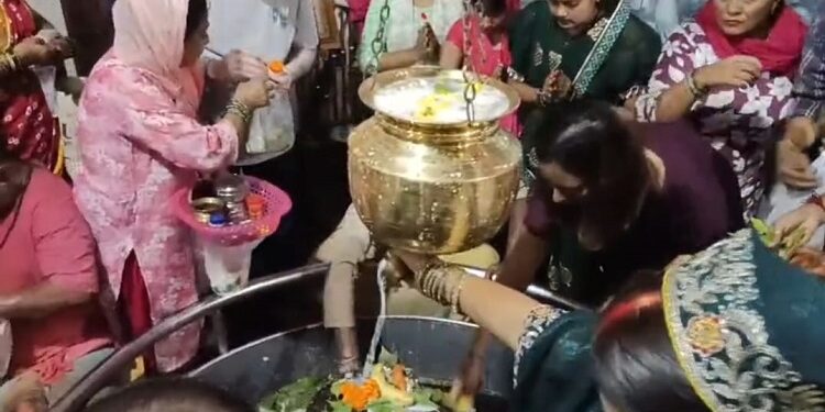 Jamshedpur shravan somvari : श्रावण मास की पहली सोमवारी पर जमशेदपुर के शिवालयों में उमड़ी श्रद्धालुओं की भीड़, भोलेनाथ के जयघोष से गूंजे शहर के शिवालय एवं मंदिर, श्रद्धालुओं ने श्रद्धा पूर्वक किया भगवान शिव का अभिषेक