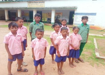 Jamshedpur rural amlagora school : चाकुलिया के आमलागोड़ा उमवि के शिक्षकों की तत्परता से सबर टोला के बच्चे भी हो रहे हैं शिक्षित, अधिकांश सबर बच्चे प्रतिदिन पढ़ने आते हैं स्कूल, शिक्षक भी अभिभावकों को करते रहते हैं प्रेरित