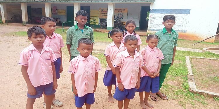 Jamshedpur rural amlagora school : चाकुलिया के आमलागोड़ा उमवि के शिक्षकों की तत्परता से सबर टोला के बच्चे भी हो रहे हैं शिक्षित, अधिकांश सबर बच्चे प्रतिदिन पढ़ने आते हैं स्कूल, शिक्षक भी अभिभावकों को करते रहते हैं प्रेरित