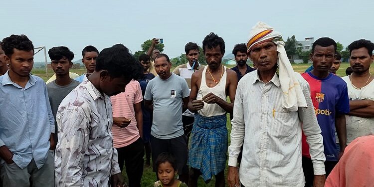 West singhbhum controversy over funeral on school land : चक्रधरपुर के जमीद गांव में स्कूल की जमीन पर महिला के अंतिम संस्कार को लेकर बवाल, जमीन को लेकर ग्रामीण व मृतका के परिजन आमने-सामने, ग्राम सभा में उठी जमीन की मापी एवं सीमांकन की मांग West singhbhum controversy over funeral on school land : चक्रधरपुर के जमीद गांव में स्कूल की जमीन पर महिला के अंतिम संस्कार को लेकर बवाल, जमीन को लेकर ग्रामीण व मृतका के परिजन आमने-सामने, ग्राम सभा में उठी जमीन की मापी एवं सीमांकन की मांग