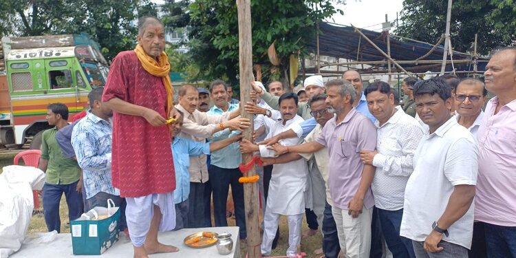 Adityapur durgapuja pandal bhumi pujan : आदित्यपुर एम टाइप दुर्गापूजा पंडाल निर्माण का हुआ भूमि पूजन, इस वर्ष पुरानी हवेली थीम पर आधारित 70 फीट ऊंचे पंडाल का होगा निर्माण Adityapur durgapuja pandal bhumi pujan : आदित्यपुर एम टाइप दुर्गापूजा पंडाल निर्माण का हुआ भूमि पूजन, इस वर्ष पुरानी हवेली थीम पर आधारित 70 फीट ऊंचे पंडाल का होगा निर्माण