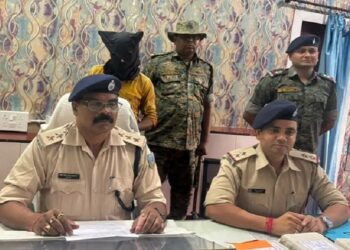 Saraikela smuggler arrested with 3 kg opium : ईचागढ़ में 3 किलो अफीम के साथ एक तस्कर गिरफ्तार, दूसरा तस्कर अंधेरे का फायदा उठाकर हुआ फरार, गुप्त सूचना के आधार पर पुलिस ने की कार्रवाई Saraikela smuggler arrested with 3 kg opium : ईचागढ़ में 3 किलो अफीम के साथ एक तस्कर गिरफ्तार, दूसरा तस्कर अंधेरे का फायदा उठाकर हुआ फरार, गुप्त सूचना के आधार पर पुलिस ने की कार्रवाई