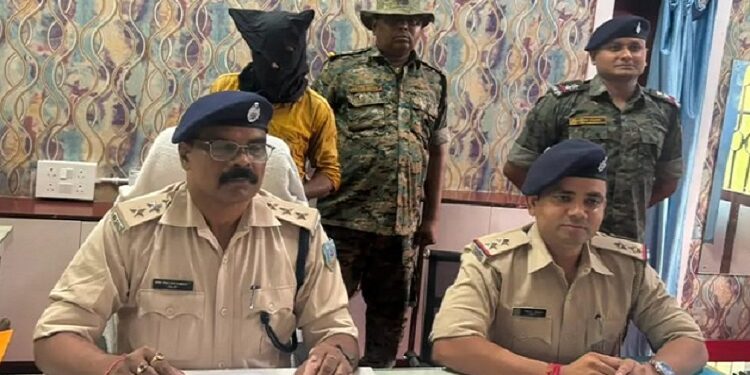 Saraikela smuggler arrested with 3 kg opium : ईचागढ़ में 3 किलो अफीम के साथ एक तस्कर गिरफ्तार, दूसरा तस्कर अंधेरे का फायदा उठाकर हुआ फरार, गुप्त सूचना के आधार पर पुलिस ने की कार्रवाई