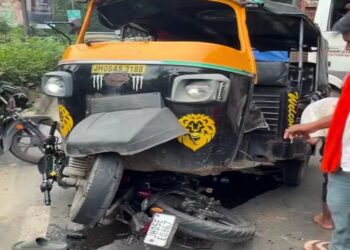 Jamshedpur road accident : जुगसलाई थाना के पास ऑटो-बाइक में भीषण टक्कर , स्कूली बच्चों से भरी ऑटो से टकराई बाइक, धक्के से ऑटो का अगला हिस्सा क्षतिग्रस्त, देखें video Jamshedpur road accident : जुगसलाई थाना के पास ऑटो-बाइक में भीषण टक्कर , स्कूली बच्चों से भरी ऑटो से टकराई बाइक, धक्के से ऑटो का अगला हिस्सा क्षतिग्रस्त, देखें video