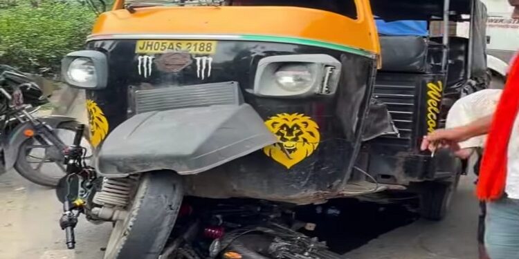 Jamshedpur road accident : जुगसलाई थाना के पास ऑटो-बाइक में भीषण टक्कर , स्कूली बच्चों से भरी ऑटो से टकराई बाइक, धक्के से ऑटो का अगला हिस्सा क्षतिग्रस्त, देखें video Jamshedpur road accident : जुगसलाई थाना के पास ऑटो-बाइक में भीषण टक्कर , स्कूली बच्चों से भरी ऑटो से टकराई बाइक, धक्के से ऑटो का अगला हिस्सा क्षतिग्रस्त, देखें video