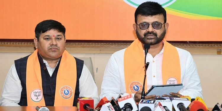 jharkhand bjp : झारखंड भाजपा का सरकार पर हमला, प्रतुल शाहदेव ने कहा – हेमंत सरकार के साढ़े छह वर्षों की हर प्रतियोगी परीक्षा संदेह के घेरे में, सभी की सीबीआई जांच हो jharkhand bjp : झारखंड भाजपा का सरकार पर हमला, प्रतुल शाहदेव ने कहा – हेमंत सरकार के साढ़े छह वर्षों की हर प्रतियोगी परीक्षा संदेह के घेरे में, सभी की सीबीआई जांच हो
