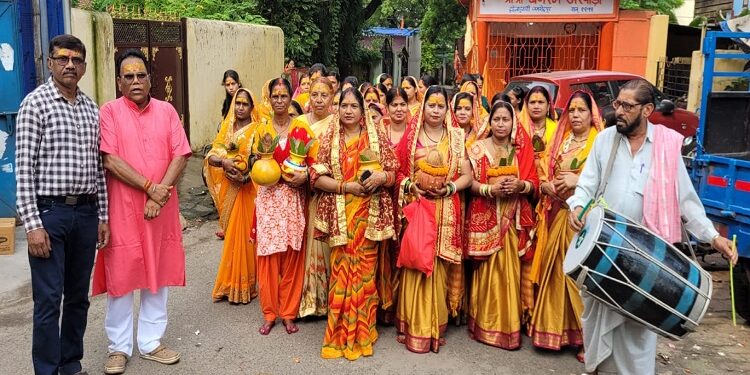 Jamshedpur sawan Mahotsav : टुइलाडुंगरी श्रीश्री शीतला माता मंदिर से श्रावण के प्रथम सोमवार को निकली कलश यात्रा, रुद्राभिषेक में दिखी श्रद्धा और भक्ति Jamshedpur sawan Mahotsav : टुइलाडुंगरी श्रीश्री शीतला माता मंदिर से श्रावण के प्रथम सोमवार को निकली कलश यात्रा, रुद्राभिषेक में दिखी श्रद्धा और भक्ति