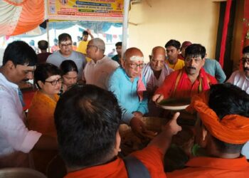 jamshedpur mla saryu roy : तारापुर में कांवड़ियों की सेवा में जुटे जमशेदपुर के विधायक सरयू राय, बोल बम सेवा ट्रस्ट के शिविर में परोसा भोजन jamshedpur mla saryu roy : तारापुर में कांवड़ियों की सेवा में जुटे जमशेदपुर के विधायक सरयू राय, बोल बम सेवा ट्रस्ट के शिविर में परोसा भोजन