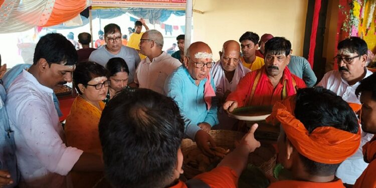 jamshedpur mla saryu roy : तारापुर में कांवड़ियों की सेवा में जुटे जमशेदपुर के विधायक सरयू राय, बोल बम सेवा ट्रस्ट के शिविर में परोसा भोजन