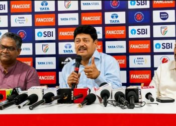 jamshedpur football club closure by tata steel : टाटा स्टील के वीपी सीएस डीबी सुंदर रामम जमशेदपुर फुटबॉल क्लब को बंद करने की घोषणा के तीन दिनों के बाद मीडिया के सामने आये, किया वादा, नहीं रुकेगा खेल और खिलाड़ियों को आगे बढ़ाते रहेंगे, देखिये – video