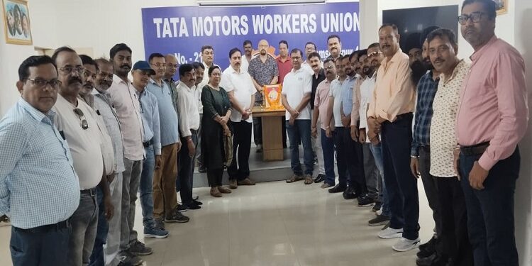 Jamshedpur michel john remembered : मजदूर नेता स्व माइकल जॉन को पुण्य तिथि पर किया गया याद, टाटा मोटर्स वर्कर्स यूनियन ने अर्पित की श्रद्धांजलि