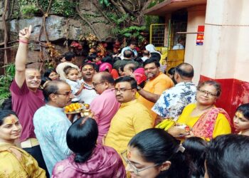 Jamshedpur shyam bhatli pariwar : जमशेदपुर श्याम भटली परिवार के 70 सदस्यीय दल ने मुरुगा महादेव मंदिर में की पूजा-अर्चना, श्रद्धालुओं ने भगवान शिव का जलाभिषेक कर की सुख-शांति एवं समृद्धि की कामना