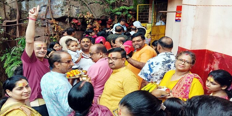 Jamshedpur shyam bhatli pariwar : जमशेदपुर श्याम भटली परिवार के 70 सदस्यीय दल ने मुरुगा महादेव मंदिर में की पूजा-अर्चना, श्रद्धालुओं ने भगवान शिव का जलाभिषेक कर की सुख-शांति एवं समृद्धि की कामना