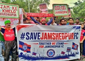 jamshedpur football club public protest : जमशेदपुर फुटबॉल क्लब को बंद करने को लेकर लोगों में गुस्सा, कंपनी के दफ्तर पर किया प्रदर्शन