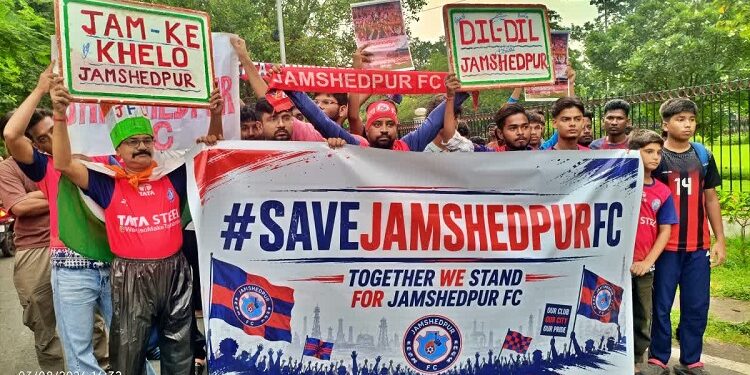 jamshedpur football club public protest : जमशेदपुर फुटबॉल क्लब को बंद करने को लेकर लोगों में गुस्सा, कंपनी के दफ्तर पर किया प्रदर्शन jamshedpur football club public protest : जमशेदपुर फुटबॉल क्लब को बंद करने को लेकर लोगों में गुस्सा, कंपनी के दफ्तर पर किया प्रदर्शन
