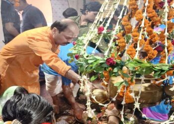 jamshedpur savan month : श्रावण मास के प्रथम सोमवार पर सिदगोड़ा सूर्यधाम शिवालय में उमड़ा आस्था का सैलाब, पूर्व मुख्यमंत्री रघुवर दास ने बाबा भोलेनाथ का किया जलाभिषेक