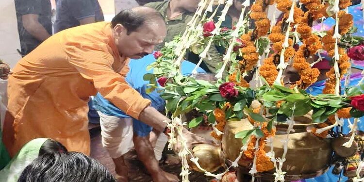 jamshedpur savan month : श्रावण मास के प्रथम सोमवार पर सिदगोड़ा सूर्यधाम शिवालय में उमड़ा आस्था का सैलाब, पूर्व मुख्यमंत्री रघुवर दास ने बाबा भोलेनाथ का किया जलाभिषेक jamshedpur savan month : श्रावण मास के प्रथम सोमवार पर सिदगोड़ा सूर्यधाम शिवालय में उमड़ा आस्था का सैलाब, पूर्व मुख्यमंत्री रघुवर दास ने बाबा भोलेनाथ का किया जलाभिषेक