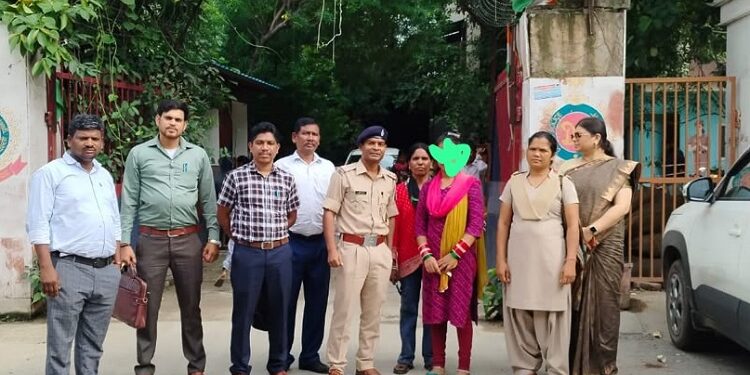 jharkhand child rescue : पश्चिम सिंहभूम जिले की 16 साल की किशोरी का आधार में जन्मतिथि बदलकर नाबालिग को बनाया मानव तस्करी का शिकार, झारखंड की किशोरी दिल्ली से रेस्क्यू