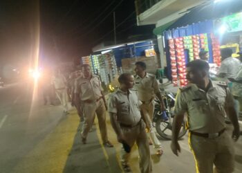Jamshedpur rural police route march : गालूडीह में पुलिस का रूट मार्च, सड़कों पर दिखी सख्ती