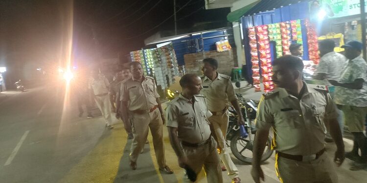 Jamshedpur rural police route march : गालूडीह में पुलिस का रूट मार्च, सड़कों पर दिखी सख्ती Jamshedpur rural police route march : गालूडीह में पुलिस का रूट मार्च, सड़कों पर दिखी सख्ती
