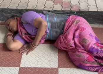 Jamshedpur woman alleges मानगो जाकिरनगर में मां ने बेटे पर लगाया मारपीट व करंट लगाने का आरोप, एसएसपी ऑफिस पहुंच लगाई न्याय की गुहार, आजादनगर पुलिस पर लगाया शिकायत पर भी कार्रवाई नहीं करने का आरोप