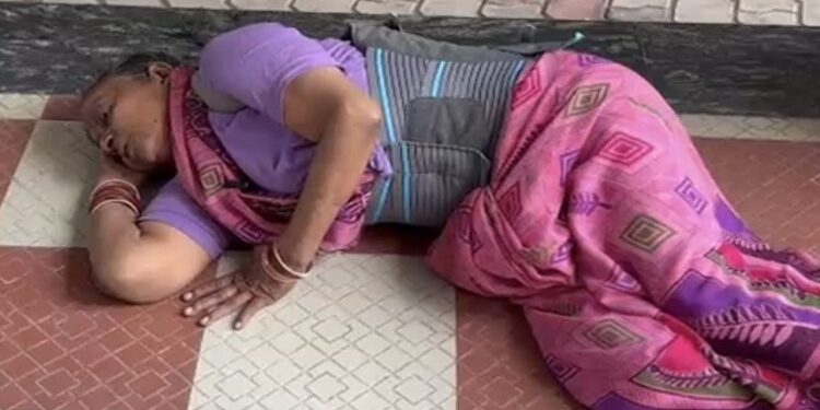 Jamshedpur woman alleges मानगो जाकिरनगर में मां ने बेटे पर लगाया मारपीट व करंट लगाने का आरोप, एसएसपी ऑफिस पहुंच लगाई न्याय की गुहार, आजादनगर पुलिस पर लगाया शिकायत पर भी कार्रवाई नहीं करने का आरोप Jamshedpur woman alleges मानगो जाकिरनगर में मां ने बेटे पर लगाया मारपीट व करंट लगाने का आरोप, एसएसपी ऑफिस पहुंच लगाई न्याय की गुहार, आजादनगर पुलिस पर लगाया शिकायत पर भी कार्रवाई नहीं करने का आरोप