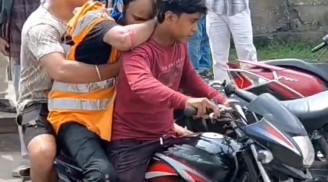 Jamshedpur accident : मानगो पुल पर दो बाइकों में टक्कर, टाटा स्टील का कर्मचारी घायल