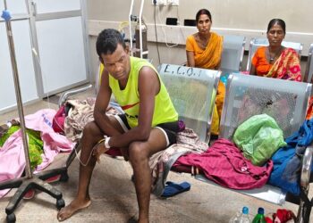 Jamshedpur mgm bed shortage : एमजीएम अस्पताल की इमरजेंसी में बेड का संकट, गंभीर मरीजों का फर्श पर लेटाकर हो रहा इलाज