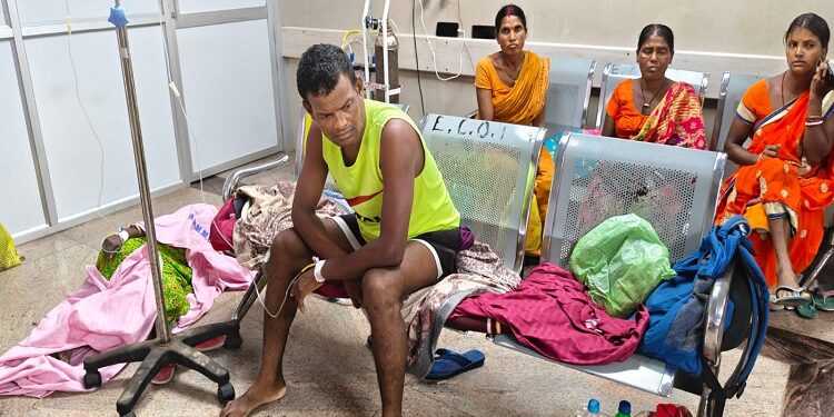Jamshedpur mgm bed shortage : एमजीएम अस्पताल की इमरजेंसी में बेड का संकट, गंभीर मरीजों का फर्श पर लेटाकर हो रहा इलाज