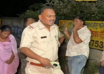 Jamshedpur deadbody in swarnrekha river : मानगो उलीडीह के पास स्वर्णरेखा नदी में अज्ञात युवक का शव दिखाई देने से सनसनी, गोताखोर भी नहीं पहुंच पाए नदी के बीच चट्टान पर पड़े शव तक Jamshedpur deadbody in swarnrekha river : मानगो उलीडीह के पास स्वर्णरेखा नदी में अज्ञात युवक का शव दिखाई देने से सनसनी, गोताखोर भी नहीं पहुंच पाए नदी के बीच चट्टान पर पड़े शव तक