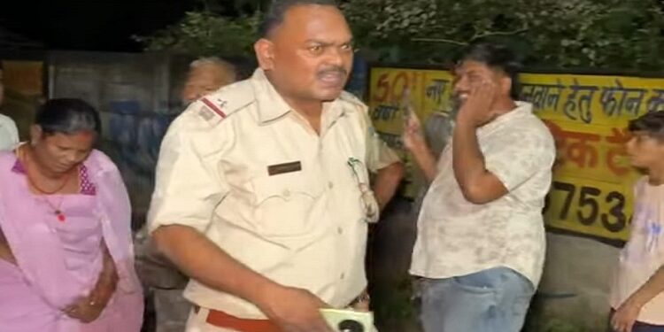 Jamshedpur deadbody in swarnrekha river :  मानगो उलीडीह के पास स्वर्णरेखा नदी में अज्ञात युवक का शव दिखाई देने से सनसनी, गोताखोर भी नहीं पहुंच पाए नदी के बीच चट्टान पर पड़े शव तक