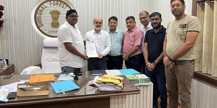 Jamshedpur dhalbhumgarh airport :  सिंहभूम चेंबर ने ढालभूमगढ़ एयरपोर्ट परियोजना को लेकर डीएफओ से की मुलाकात, राज्य सरकार से भी किया प्रक्रिया शीघ्र पूरी कराने का आग्रह
