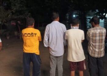 Adityapur saraikela police carefulness : सरायकेला पुलिस की सतर्कता से साइबर जाल में फंसने से बचे 9 युवक, पुलिस ने संदेह पर पकड़ाए 9 युवकों को निर्दोष पाए जाने पर छोड़ा Adityapur saraikela police carefulness : सरायकेला पुलिस की सतर्कता से साइबर जाल में फंसने से बचे 9 युवक, पुलिस ने संदेह पर पकड़ाए 9 युवकों को निर्दोष पाए जाने पर छोड़ा