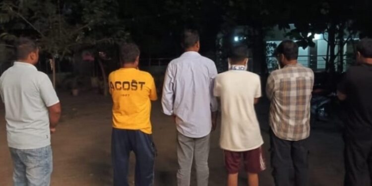 Adityapur saraikela police carefulness : सरायकेला पुलिस की सतर्कता से साइबर जाल में फंसने से बचे 9 युवक, पुलिस ने संदेह पर पकड़ाए 9 युवकों को निर्दोष पाए जाने पर छोड़ा