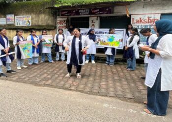 Jamshedpur women’s university : जमशेदपुर महिला विश्वविद्यालय में छात्राओं ने पेश किया नुक्कड़ नाटक, आम लोगों व स्कूली बच्चों को बताई स्वच्छता से संबंधित बातें, विवि के एनएसएस स्वच्छता पखवाड़ा के तहत हुआ आयोजन Jamshedpur women’s university : जमशेदपुर महिला विश्वविद्यालय में छात्राओं ने पेश किया नुक्कड़ नाटक, आम लोगों व स्कूली बच्चों को बताई स्वच्छता से संबंधित बातें, विवि के एनएसएस स्वच्छता पखवाड़ा के तहत हुआ आयोजन