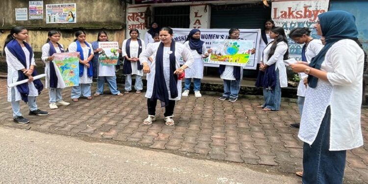 Jamshedpur women’s university : जमशेदपुर महिला विश्वविद्यालय में छात्राओं ने पेश किया नुक्कड़ नाटक, आम लोगों व स्कूली बच्चों को बताई स्वच्छता से संबंधित बातें, विवि के एनएसएस स्वच्छता पखवाड़ा के तहत हुआ आयोजन Jamshedpur women’s university : जमशेदपुर महिला विश्वविद्यालय में छात्राओं ने पेश किया नुक्कड़ नाटक, आम लोगों व स्कूली बच्चों को बताई स्वच्छता से संबंधित बातें, विवि के एनएसएस स्वच्छता पखवाड़ा के तहत हुआ आयोजन