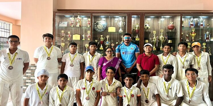 Jamshedpur zone team wins bronze : टीम जमशेदपुर जोन ने रीजनल्स में जीता कांस्य पदक, केएसएमएस के दिव्यांश राज शर्मा बने प्लेयर ऑफ द टूर्नामेंट, नेशनल्स के लिए चयनित Jamshedpur zone team wins bronze : टीम जमशेदपुर जोन ने रीजनल्स में जीता कांस्य पदक, केएसएमएस के दिव्यांश राज शर्मा बने प्लेयर ऑफ द टूर्नामेंट, नेशनल्स के लिए चयनित
