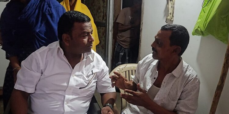 Jamshedpur jmm leader met tandwa mob lintching victim : टंडवा मॉब लिंचिंग के पीड़ित परिवार से मिले झामुमो नेता सरफराज हुसैन, दोषियों पर कड़ी कार्रवाई की रखी मांग Jamshedpur jmm leader met tandwa mob lintching victim : टंडवा मॉब लिंचिंग के पीड़ित परिवार से मिले झामुमो नेता सरफराज हुसैन, दोषियों पर कड़ी कार्रवाई की रखी मांग