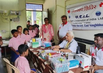Jamshedpur rural medical camp : जादूगोड़ा +2 स्कूल में 163 विद्यार्थियों व ग्रामीणों की हुई स्वास्थ्य जांच, रेडक्रॉस व यूसिल के संयुक्त तत्वावधान में आयोजित हुआ स्वास्थ्य शिविर