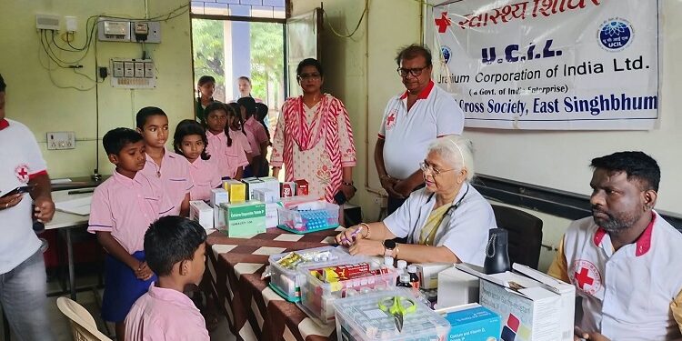 Jamshedpur rural medical camp : जादूगोड़ा +2 स्कूल में 163 विद्यार्थियों व ग्रामीणों की हुई स्वास्थ्य जांच, रेडक्रॉस व यूसिल के संयुक्त तत्वावधान में आयोजित हुआ स्वास्थ्य शिविर